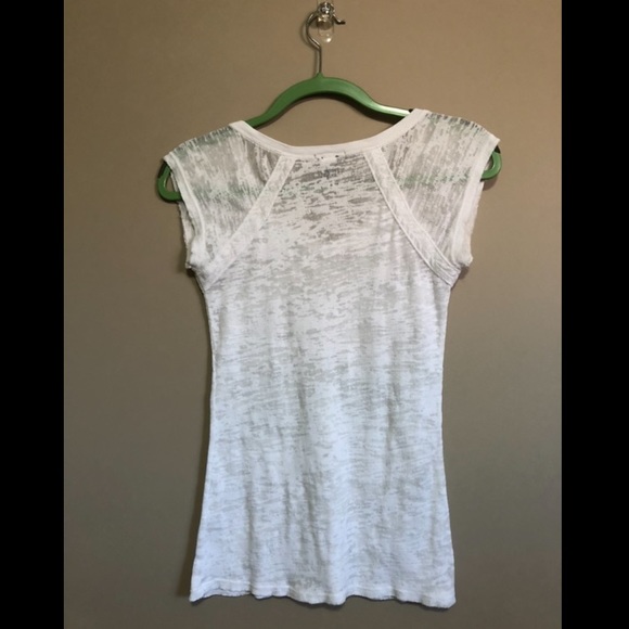 White short sleeve top🤍 - Picture 2 of 5